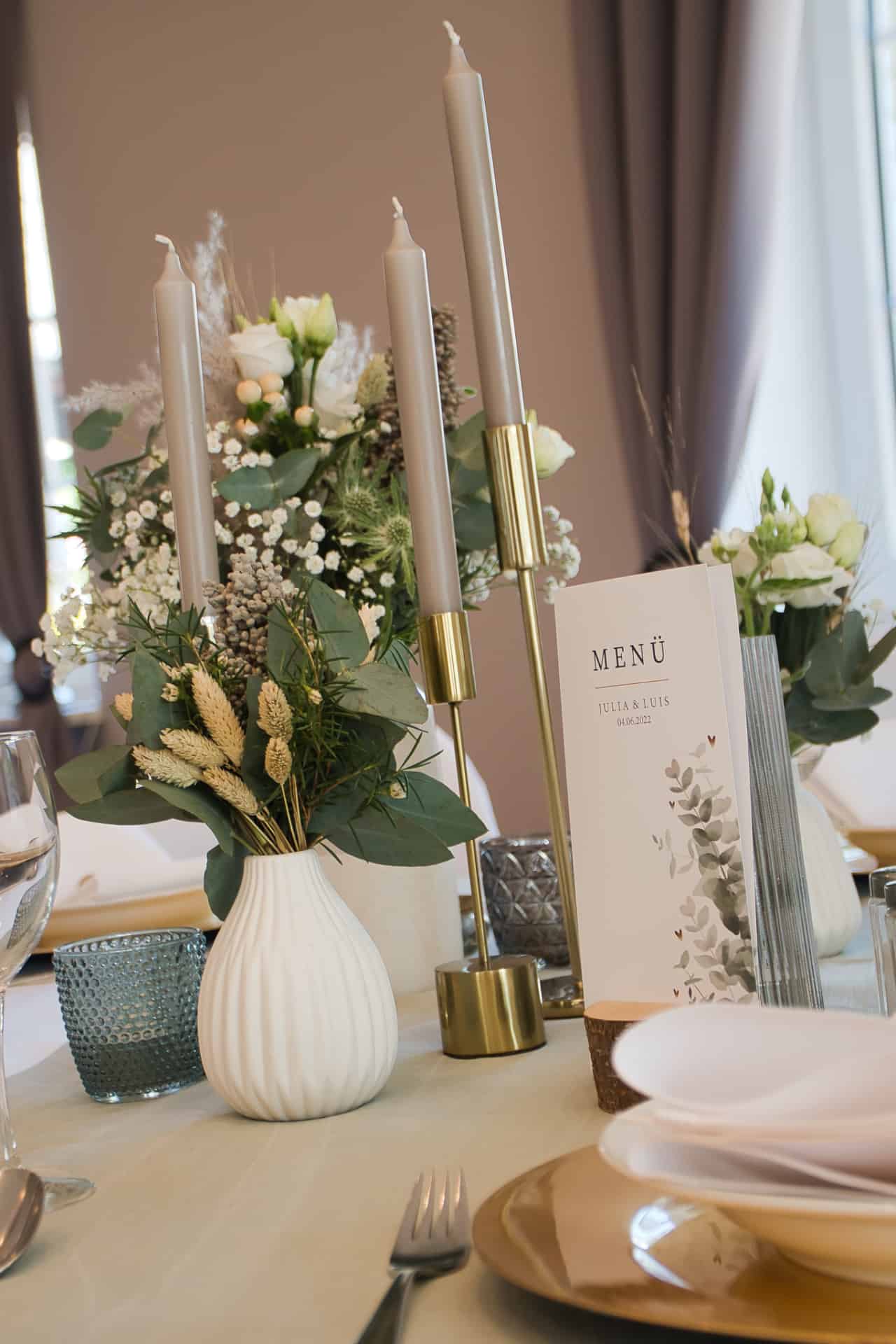Hochzeit feiern im Hof Barrl: Festlich gedeckte Tafel in weiß/gold/oliv