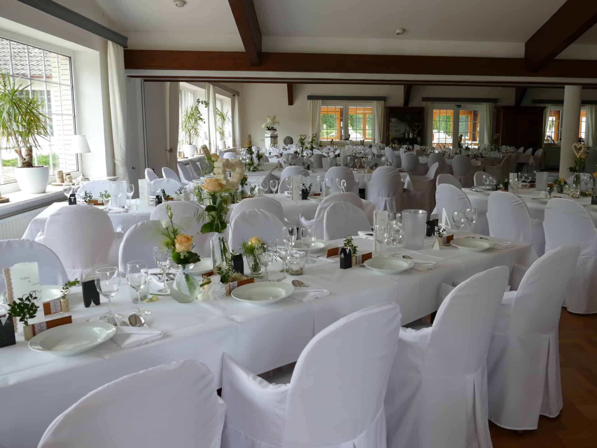 Beispiel festlich gedeckte Hochzeitstafel in weiß, grüne und creme | Hof Barrl Lüneburger Heide